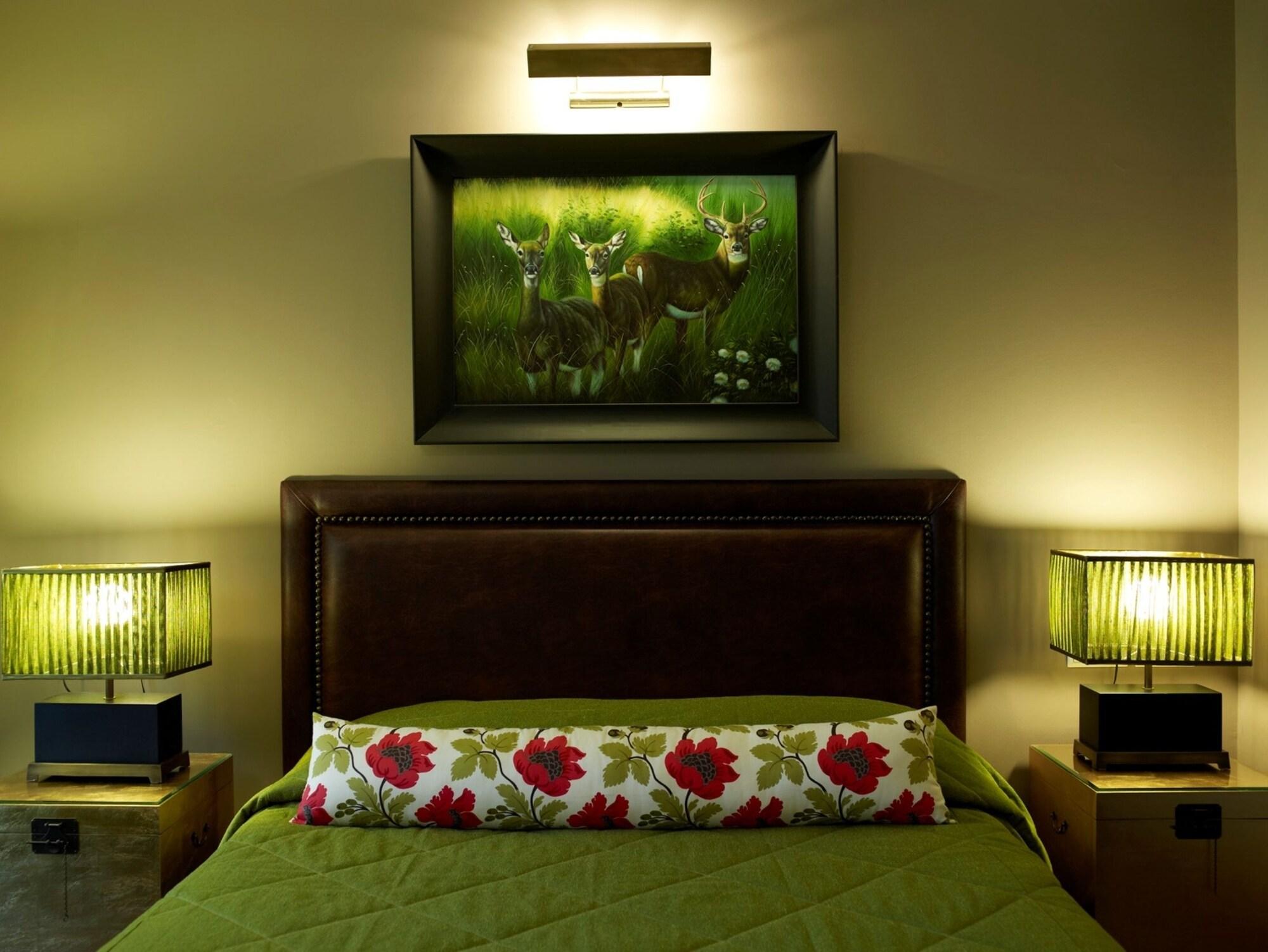 Hotel Du Lac Congress Center & Spa Ioannina Extérieur photo A bedroom with a bed, a painting, and two bedside lamps
