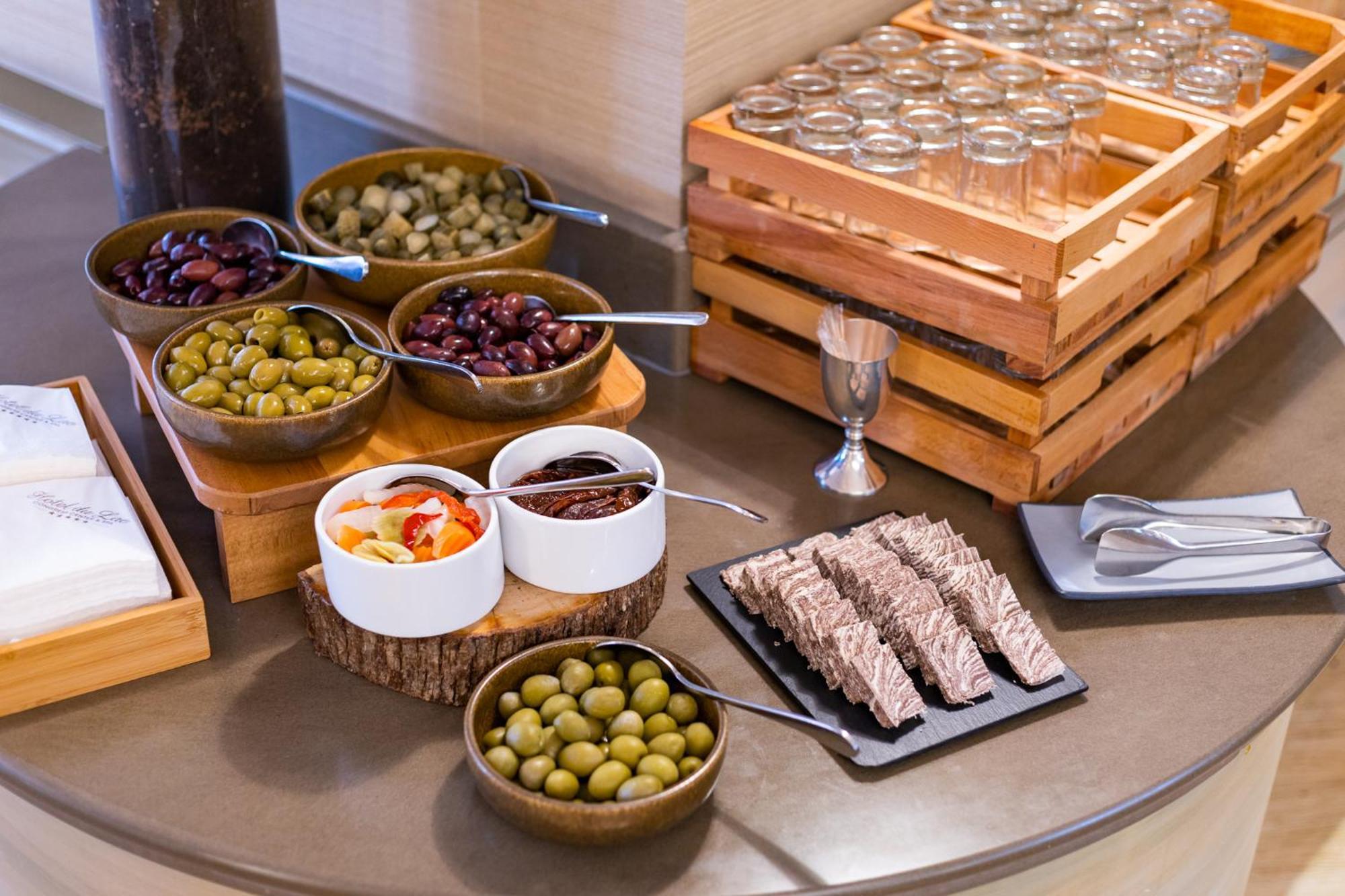 Hotel Du Lac Congress Center & Spa Ioannina Extérieur photo A selection of olives and olive oil