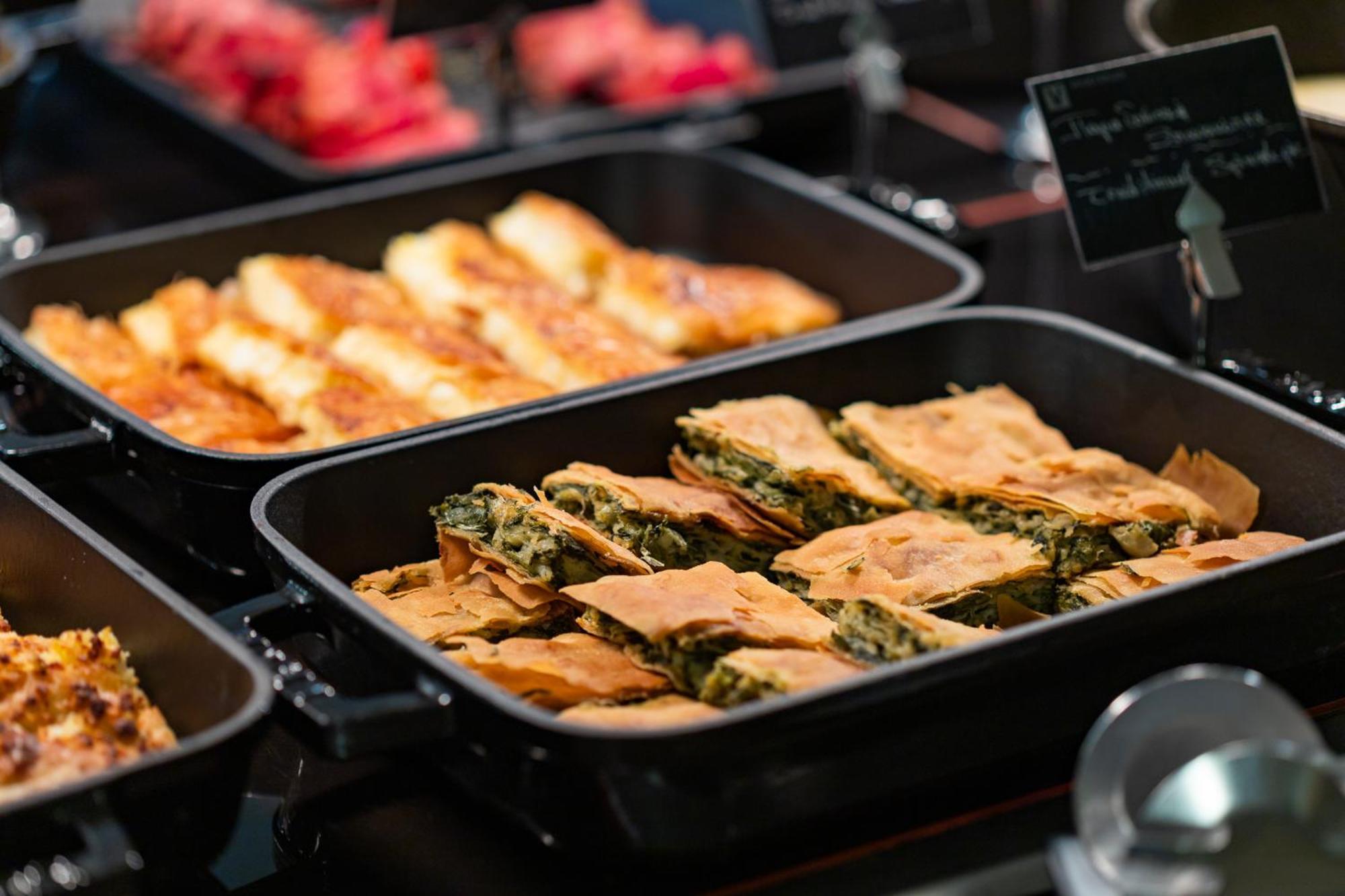 Hotel Du Lac Congress Center & Spa Ioannina Extérieur photo A selection of food at a buffet