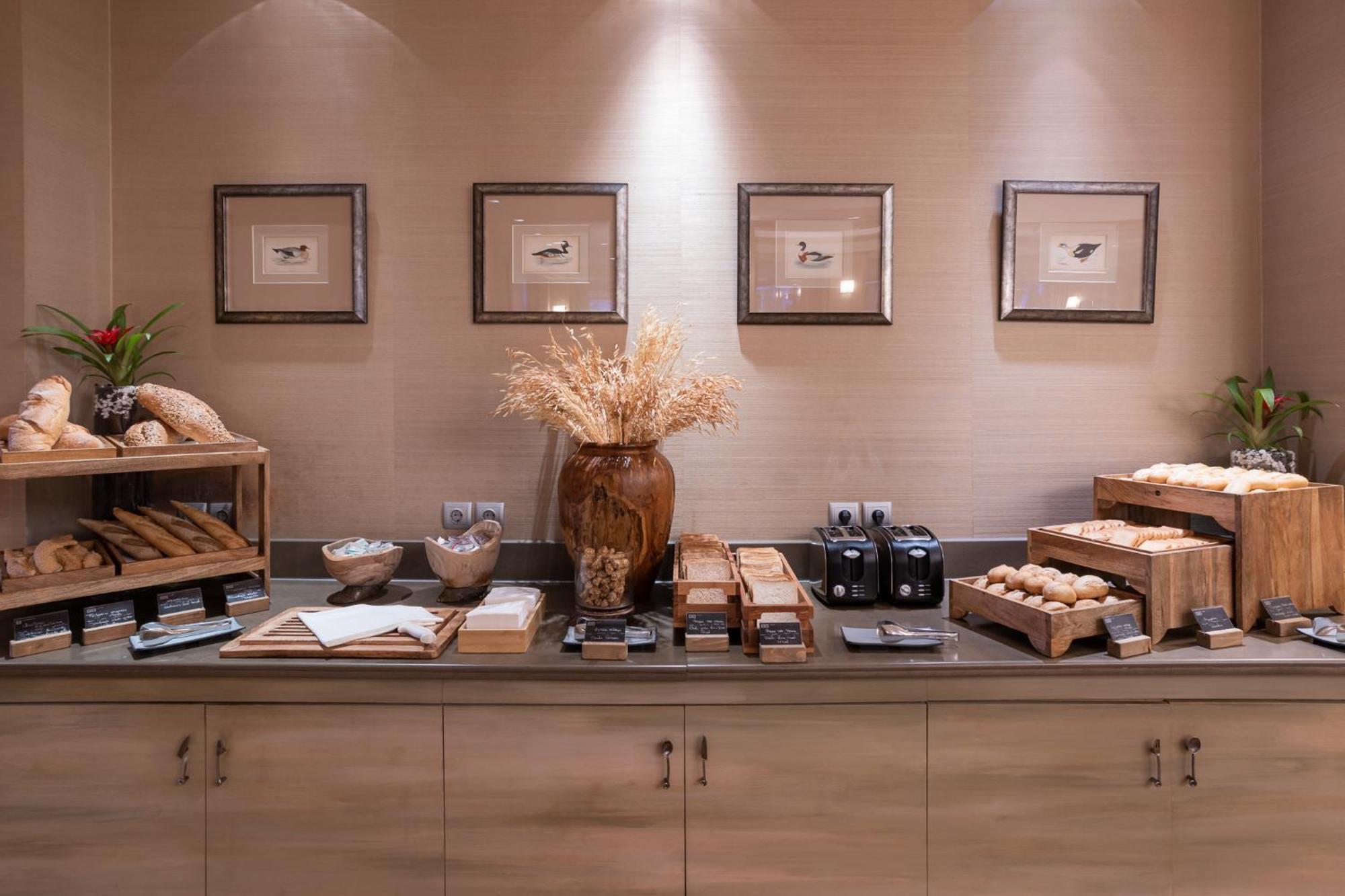 Hotel Du Lac Congress Center & Spa Ioannina Extérieur photo The buffet at the lounge