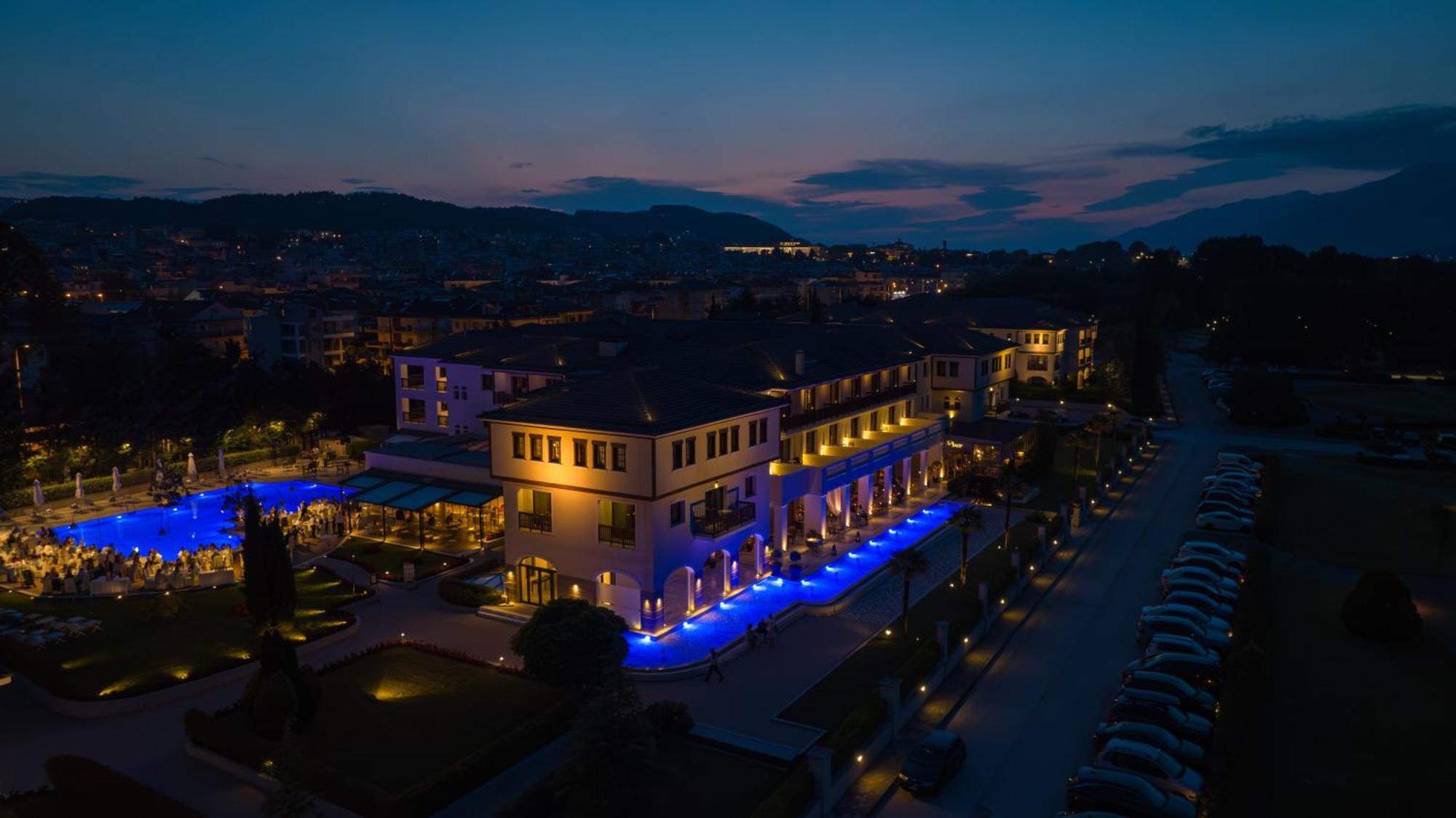 Hotel Du Lac Congress Center & Spa Ioannina Extérieur photo The hotel at night